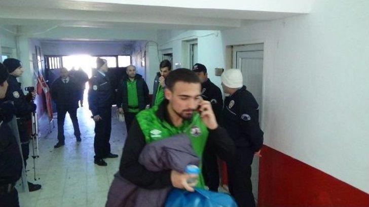 Bilecik’te Maç Sonu Saha Ve Soyunma Odası Koridorları Savaş Alanına Döndü G1