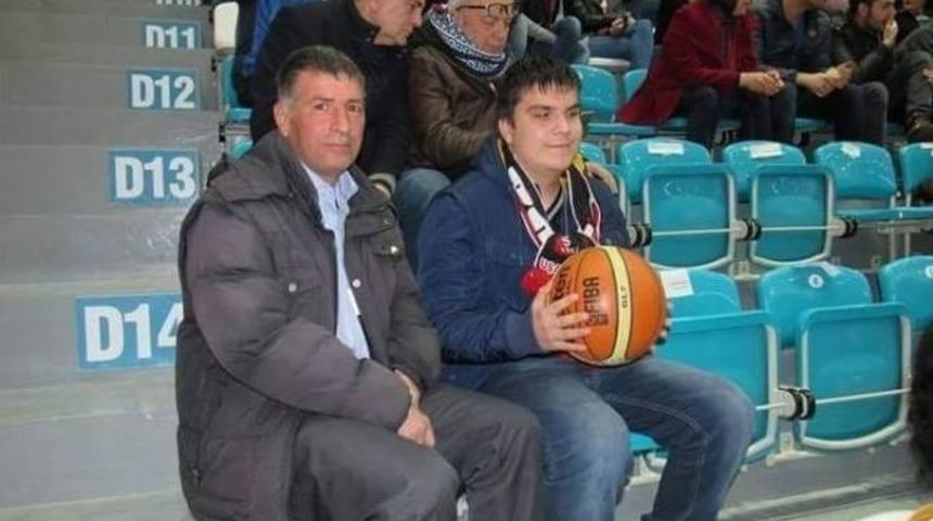 G&ouml;rm&uuml;yor Ama, Her Ma&ccedil;ta Trib&uuml;ndeki Yerini Alıyor