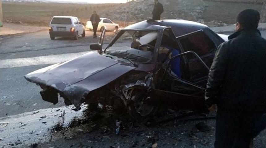 Otomobil İle Kamyonet &Ccedil;arpıştı: 3 Yaralı