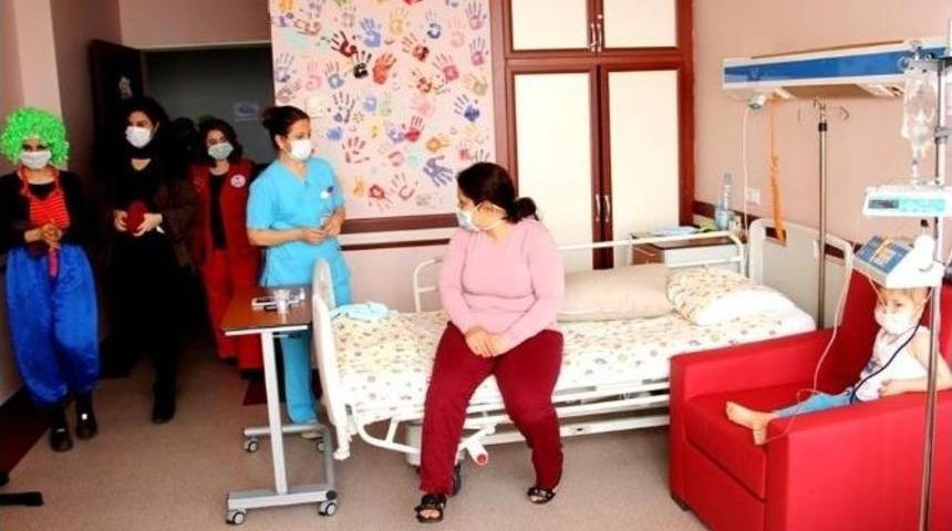 Hastanenin &Ccedil;ocuk Servisinde Tiyatro G&ouml;sterisi D&uuml;zenlendi