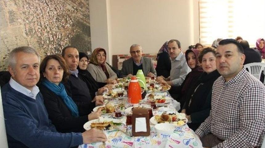 İstanbul&rsquo;daki Karahallılılar, Vakıf Kahvaltısında Buluştu