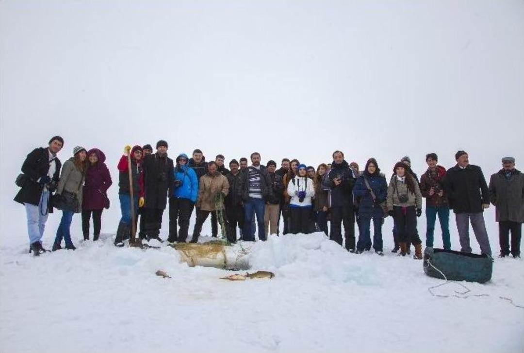 Eskimo Usul&uuml; Balık Avına Fotoğraf&ccedil;ı Akını