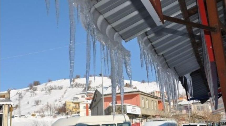 Sincik&rsquo;te Dondurucu Soğuk Buz Sarkıkları Oluşturdu