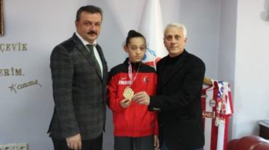 T&uuml;rkiye Şampiyonu Emine G&ouml;ğebakan, Uslu&rsquo;yu Ziyaret Etti