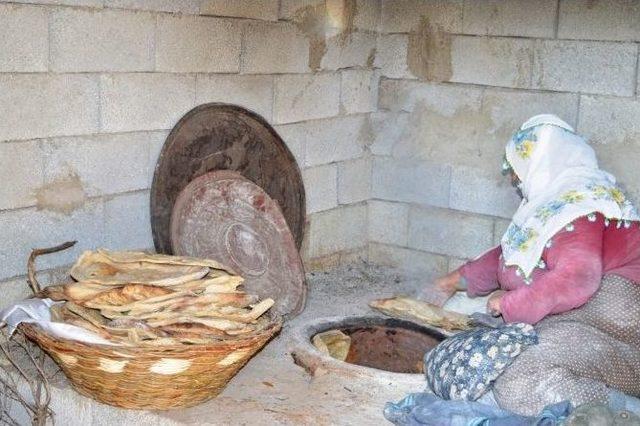 Bitlis’te Tandır Ekmeği Geleneği Devam Ediyor