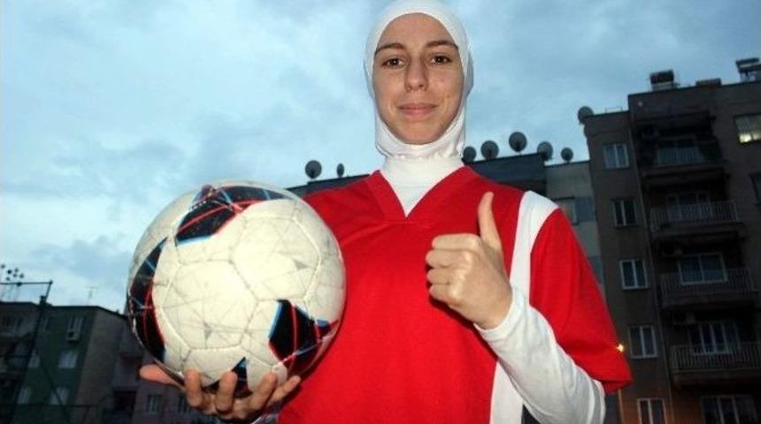 Türkiye’nin İlk Türbanlı Futbolcusu, Örtülü Kızlara Yeşil Sahanın Kapısını Açtı