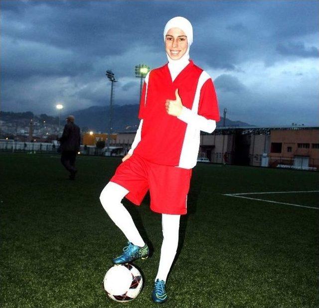 Türkiye’nin İlk Türbanlı Futbolcusu, Örtülü Kızlara Yeşil Sahanın Kapısını Açtı