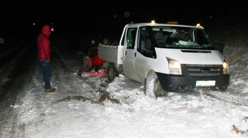 Yoldan &Ccedil;ıkan Ara&ccedil;ları Belediye Ekipleri Kurtardı