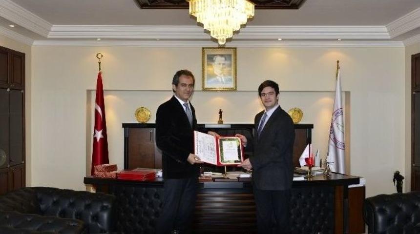 Rekt&ouml;r &Ouml;zer&rsquo;den Akademik Ve İdari Personele Teşekk&uuml;r Belgesi