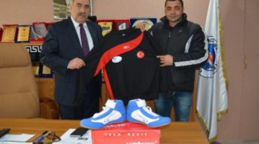 Karag&uuml;l Petrolden Tercan 17 Şubat Spor Kul&uuml;b&uuml;ne Malzeme Yardımı