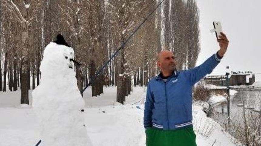 Yaptığı Kardan Adam İle Birlikte Balık Tuttu