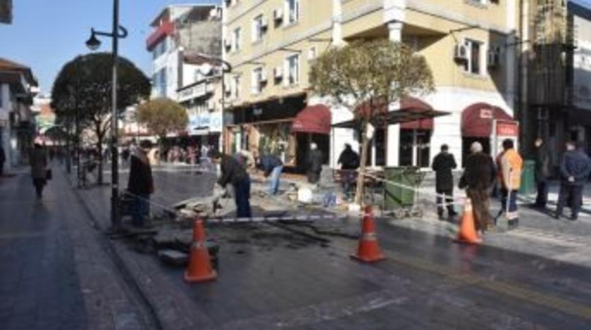 Kırık Taşlar Yerine Yenileri Yerleştiriliyor