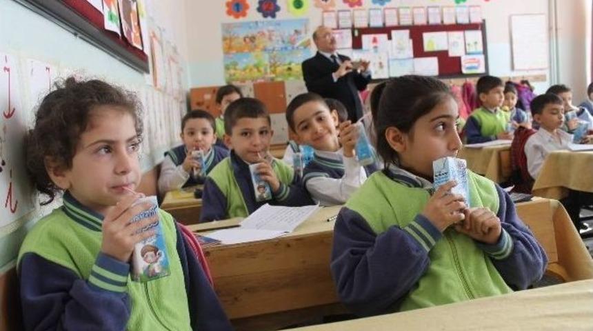 Siirt&rsquo;te &Ouml;ğrencilere Okul S&uuml;t&uuml; Dağıtıldı