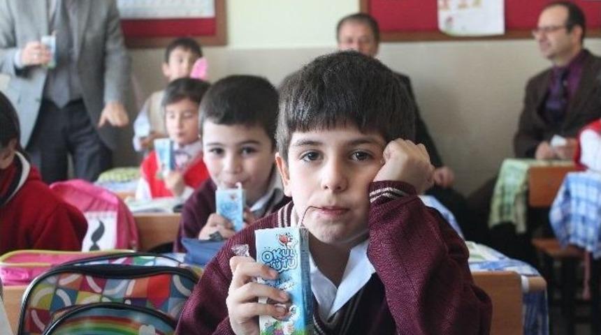 Okul S&uuml;t&uuml; Programı Kapsamında &Ouml;ğrencilere S&uuml;t Dağıtıldı