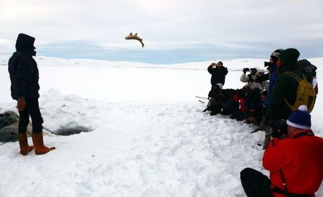 Gazeteciler, Buzla Kaplı &Ccedil;ıldır G&ouml;l&uuml;&rsquo;nde Kamp Yaptı