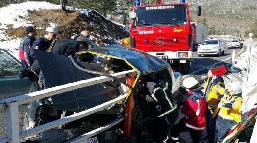 Bariyerler Otomobile Ok Gibi Saplandı: 1&rsquo;i Ağır 4 Yaralı