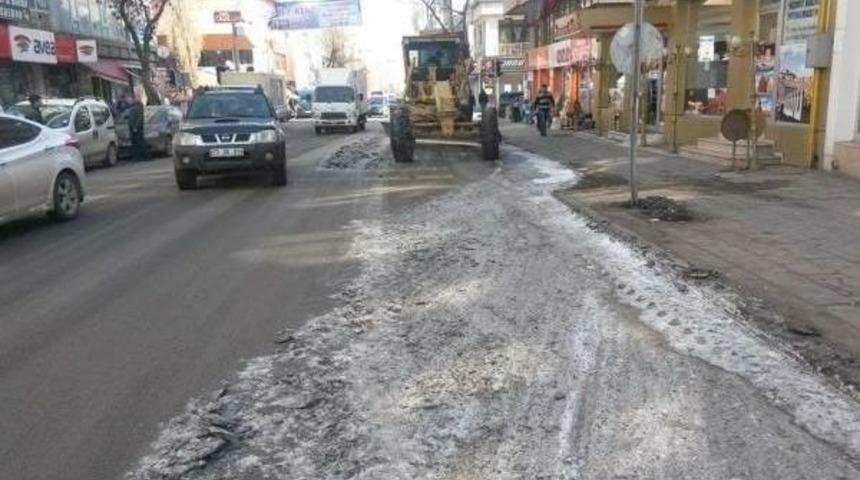 Kars Belediyesi&rsquo;nin Karla M&uuml;cadelesi S&uuml;r&uuml;yor
