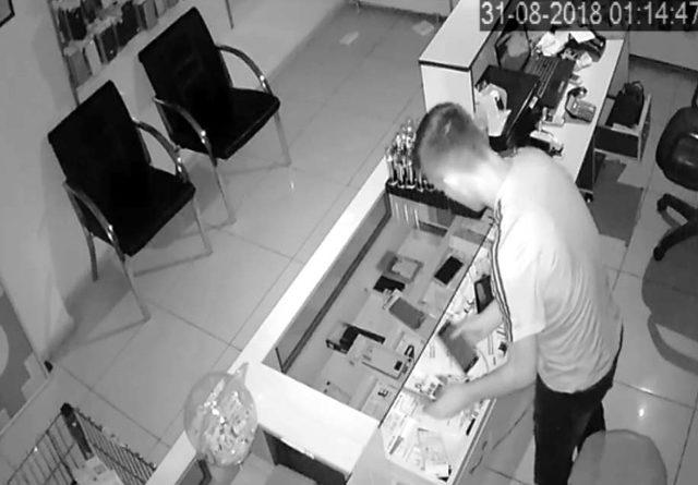 Cep telefonu dükkanını soyan hırsız, kameradan yakalandı