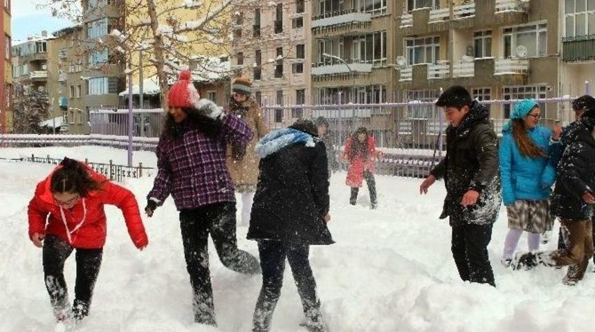 Kar Altında Kalan Doğu&rsquo;da &Ccedil;ocuklar Kartopu Keyfi Yaşadı