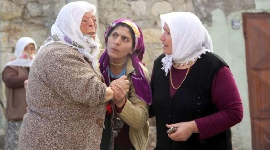 Evin İ&ccedil;erisinden Ge&ccedil;en Elektrik Direği Yangın &Ccedil;ıkardı