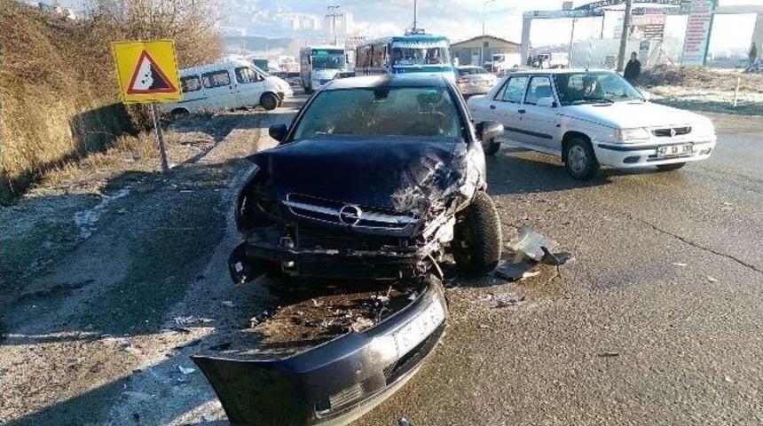 Buzlanma Kazaya Yol A&ccedil;tı: 2 Yaralı