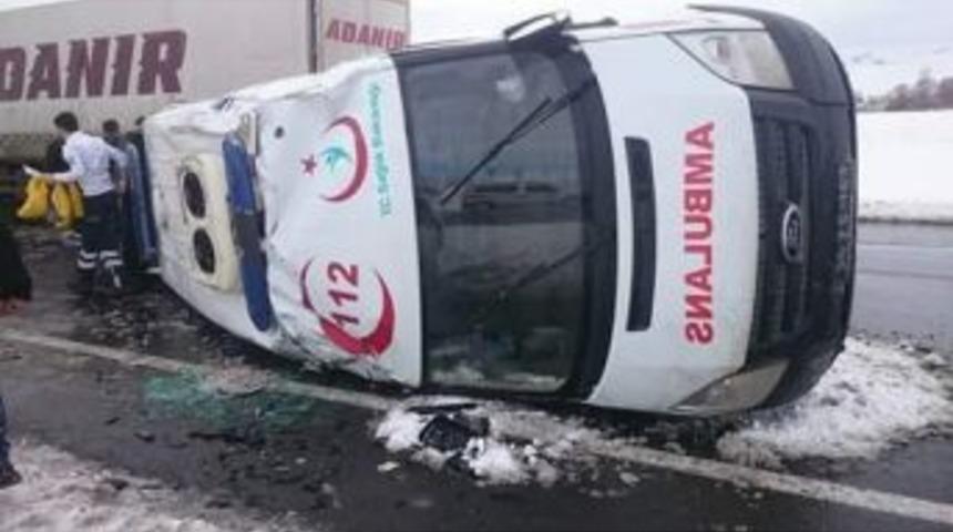 Pasinler&rsquo;de Ambulans Kaza Yaptı: 3 Yaralı