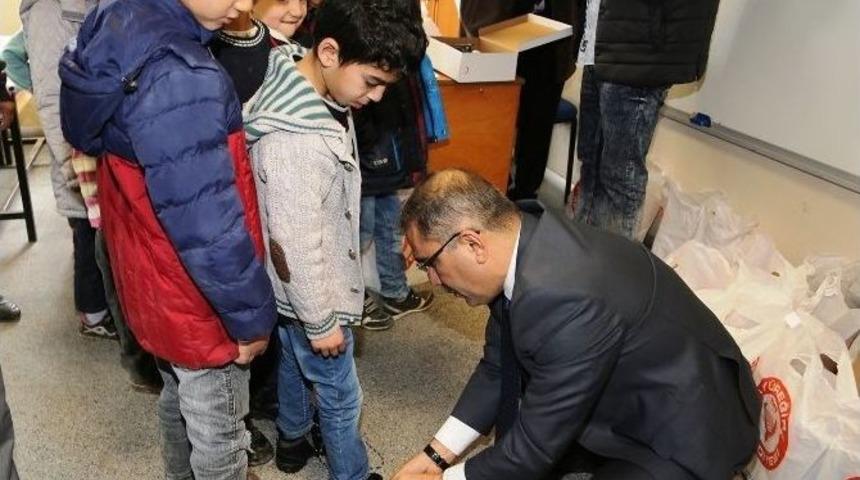 Y&uuml;reğir Belediyesi 3 Bin &Ouml;ğrenciye Bot Dağıttı