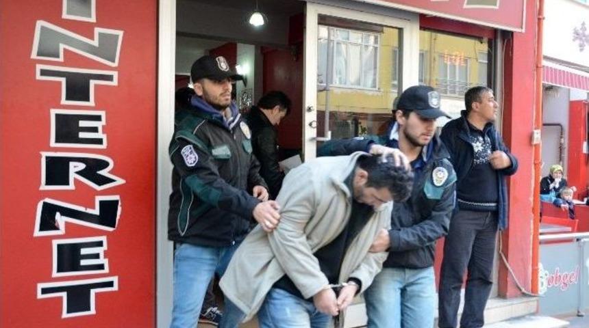 43 Yaşındaki Şahıs &Ouml;ğrencilerin Arasında Uyuşturucuyla B&ouml;yle Yakalandı