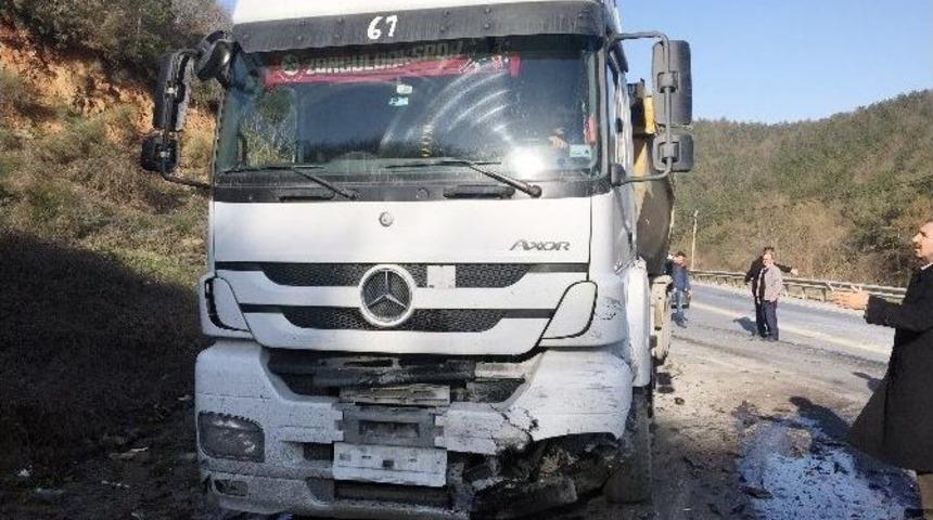 Otomobil Hafriyat Kamyonuyla &Ccedil;arpıştı: 2 &Ouml;l&uuml;, 5 Yaralı