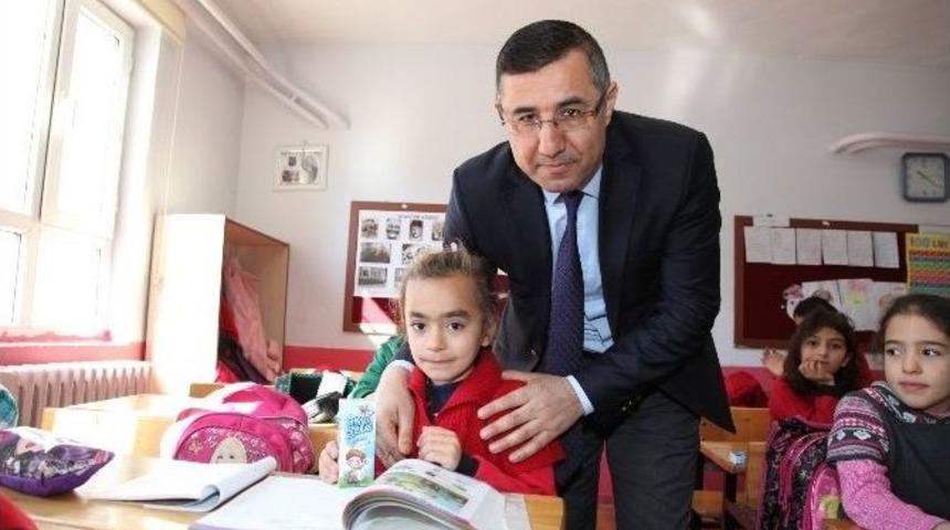 Darende&rsquo;de Okul S&uuml;t&uuml; Dağıtımı Yapıldı