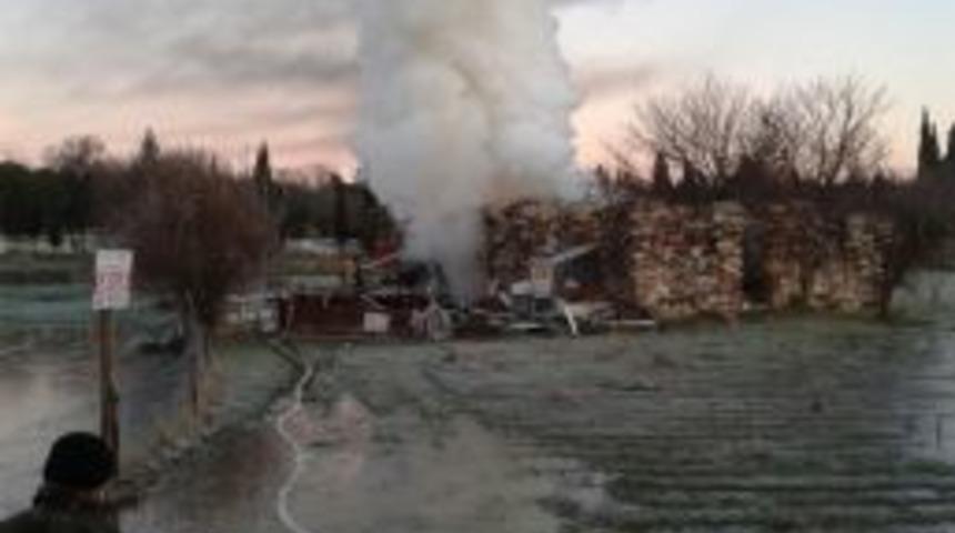 Yangın Evi Kullanılamaz Hale Getirdi