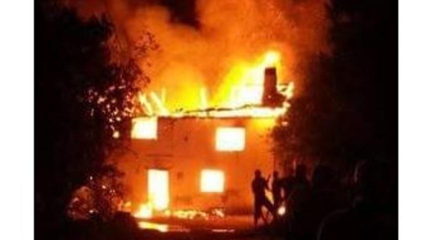 2 Katlı Bina Alev Alev Yandı