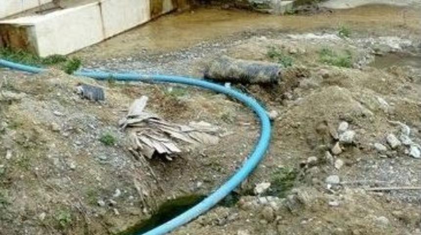 Kanalizasyon Suları &Ccedil;eşmenin &Ouml;n&uuml;ne Akıyor