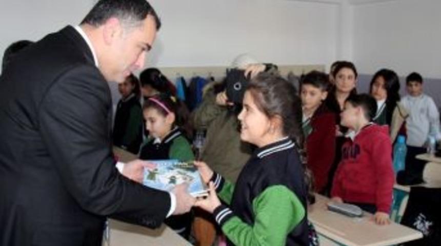 Başkan Taşdelen Okulun İlk G&uuml;n&uuml;nde &Ccedil;ocuklarla