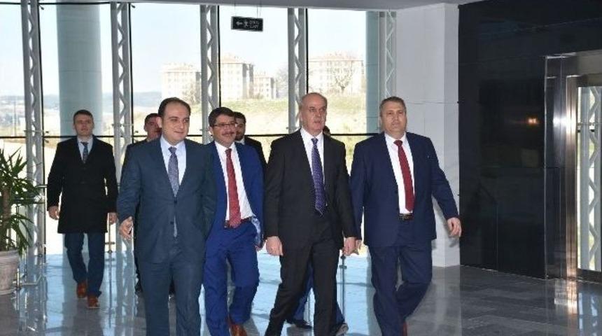 &Uuml;niversite İ&ccedil;in Birlikte &Ccedil;alışacaklar