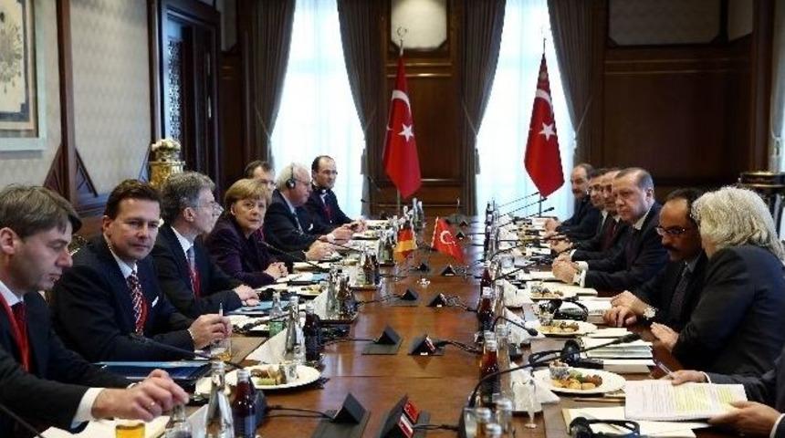 Almanya Başbakanı Merkel&rsquo;e K&uuml;lliye&rsquo;de Sıcak Karşılama