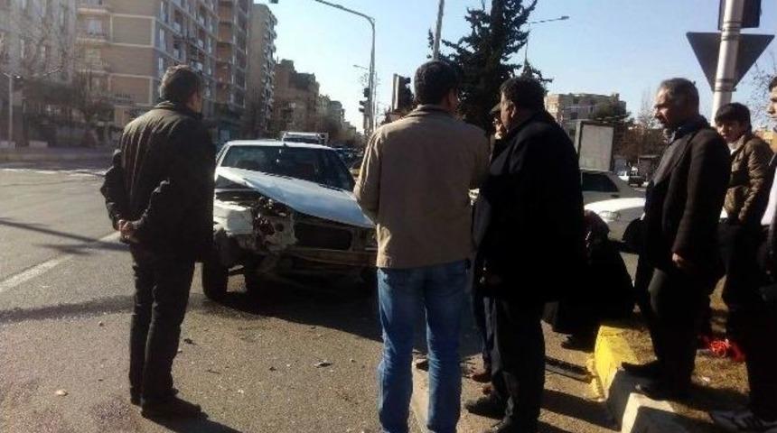 İki Otomobil &Ccedil;arpıştı: 1 Yaralı