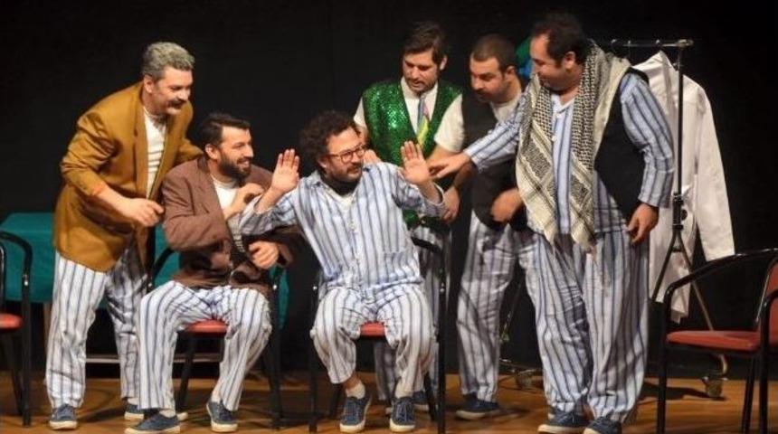 "pijamalı Adamlar" Oyunu İzleyicileri Kahkahaya Boğdu