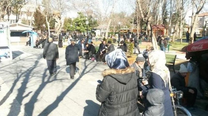 Vatandaşlar G&uuml;neşli Havanın Tadını &Ccedil;ıkarttı