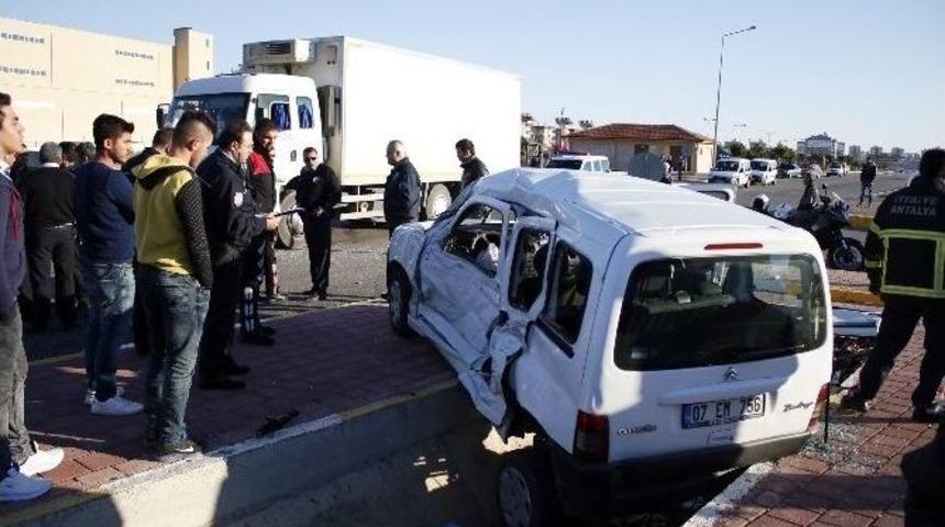 Kamyon&rsquo;un &Ccedil;arptığı Ticari Ara&ccedil; Kanala U&ccedil;tu: 3 Yaralı