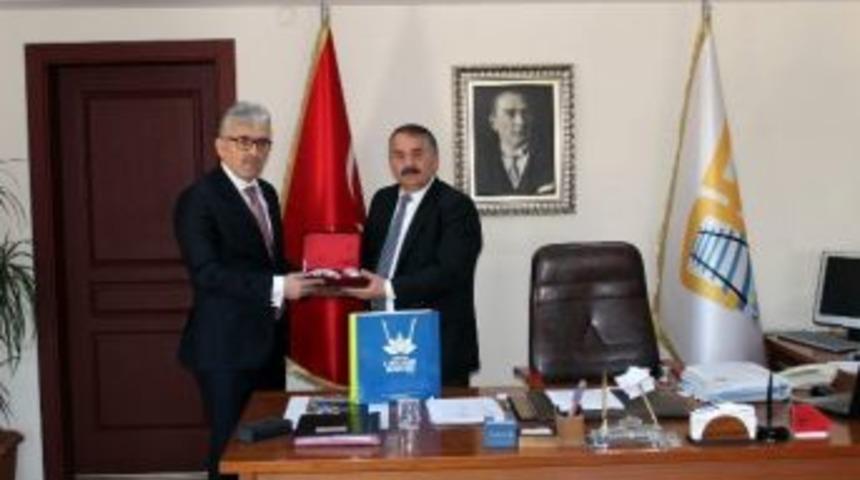 Milli Eğitim Şube M&uuml;d&uuml;r&uuml; G&uuml;vendi&rsquo;den Başkan Karakullu&ccedil;u&rsquo;ya Ziyaret