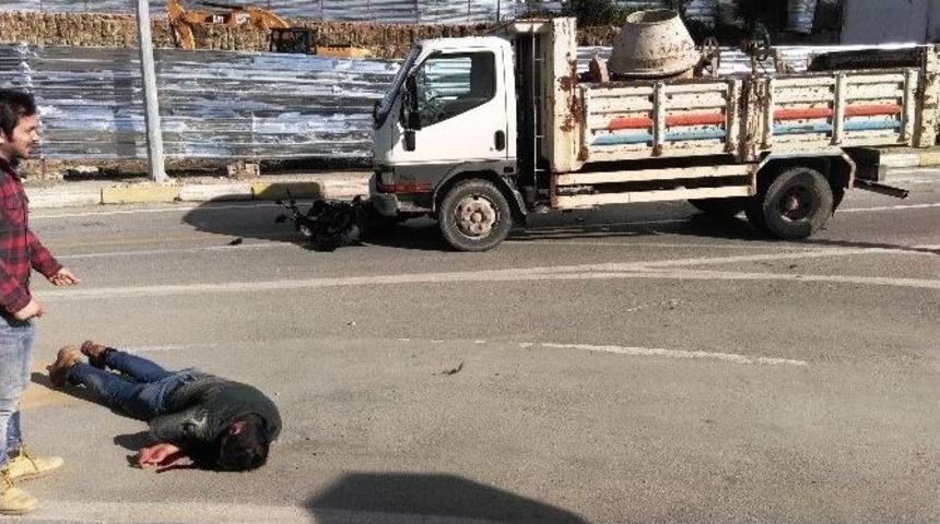 Motosiklet İle Kamyonun Altına Girdi