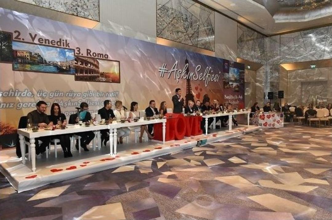 &Uuml;nl&uuml; &Ccedil;iftler "aşkın Selfıe"sini" Belirledi