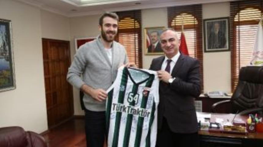 Başkan Aydın Yılmazer, Basketbolcu Kerem &Ouml;zkan&rsquo;ı Misafir Etti