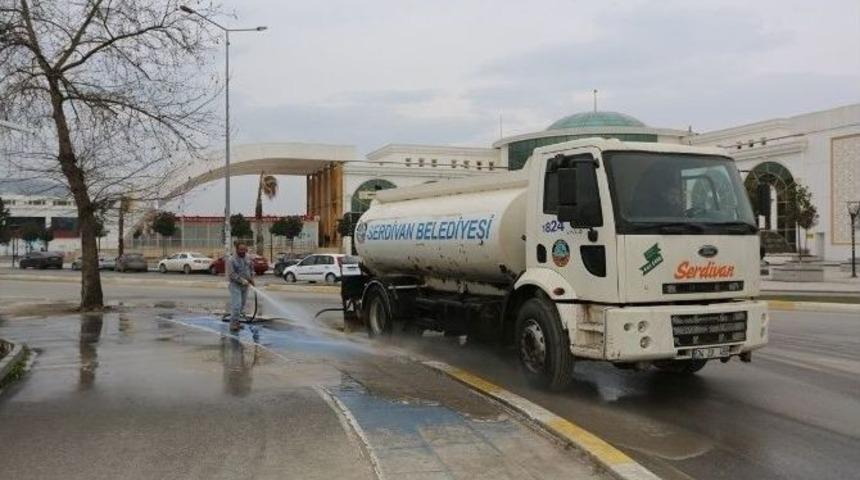 Serdivan&rsquo;da Temizlik İş&ccedil;ileri Cadde Ve Ara Sokakları Temizliyor