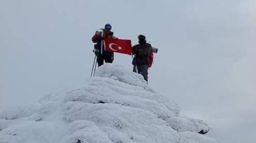 Ay Yıldız Bayrağı Zirveye Diktiler