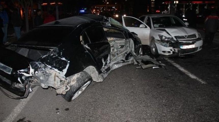Elazığ’da 3 Otomobil Birbirine Girdi: 5 Yaralı