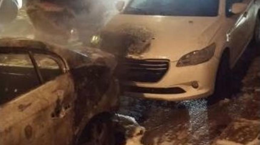 Başkent’te Park Halindeki 2 Araç Yandı