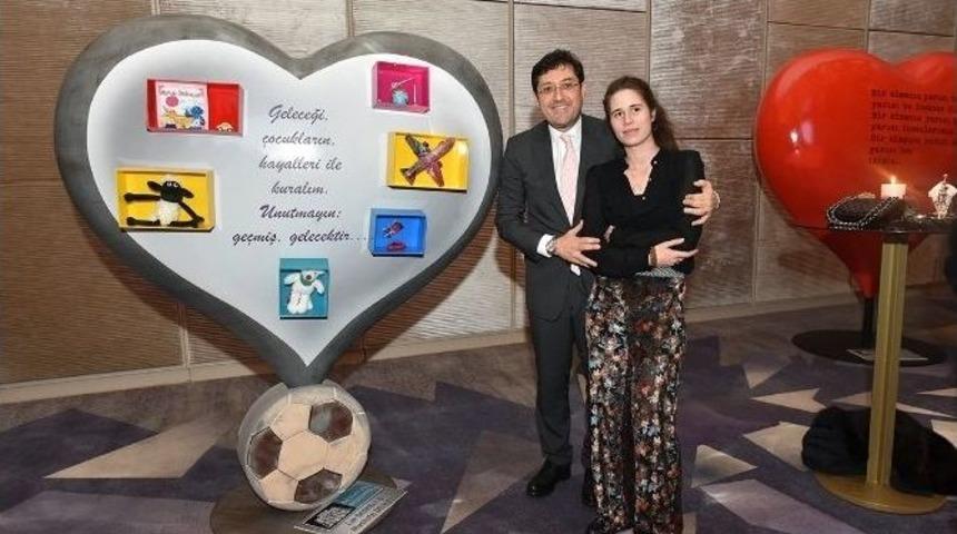 14 &Uuml;nl&uuml; İsim Kalp Heykellerine Duygularını Yansıttı