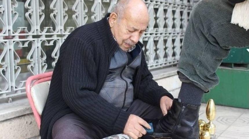 (özel Haber) 58 Yıldır Aynı Yerde Ayakkabı Boyuyor